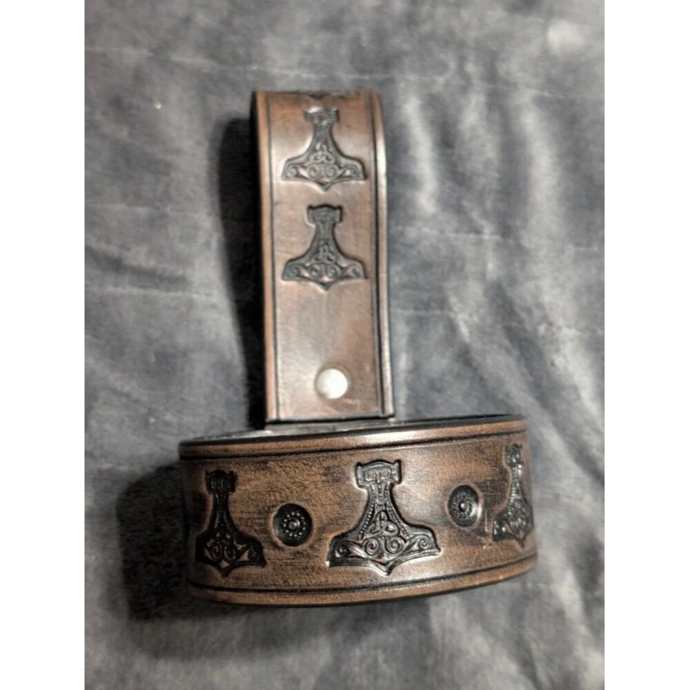 Handmade Norse leather Horn Holder/Frogger